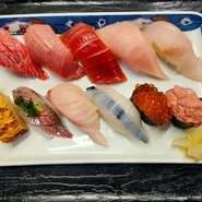 まぐろ4種（大トロ・中トロ・赤身・ビントロ）に加え、地魚や軍艦、玉子など、その日のおすすめ寿司盛り合わせ。三崎で水揚げされたまぐろや地魚を、一度に満喫できるのが魅力です。