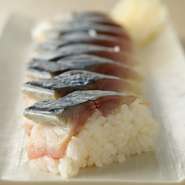 三崎のサバは身が厚く脂が乗っています。サバの〆具合を浅くしてあるので、生に近い味わいを楽しめます。（鯖の押し寿司のみお持ち帰り出来ません）