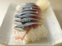 三崎のサバは身が厚く脂が乗っています。サバの〆具合を浅くしてあるので、生に近い味わいを楽しめます。(鯖の押し寿司のみお持ち帰り出来ません)