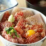 まぐろの漬け・ビントロ・ホホのユッケ・ネギトロの4種類が盛られた贅沢丼。名前の通り、口の中でとろけるような食感が楽しめます。ウズラの卵をユッケに絡めると、さらにまろやかなコクが出て絶品です。