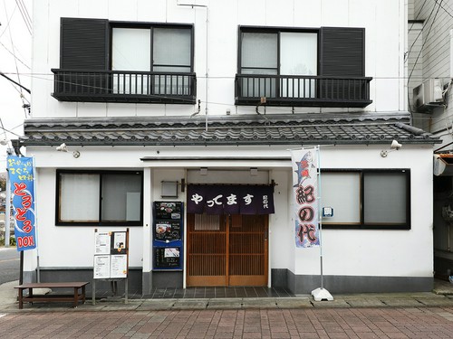 観光客はもちろん、地元の人も多く訪れる名店