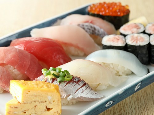 旬の魚介を贅沢に使用した寿司