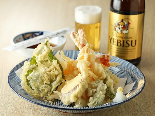 ビール片手に、サクサクの天ぷらに舌鼓