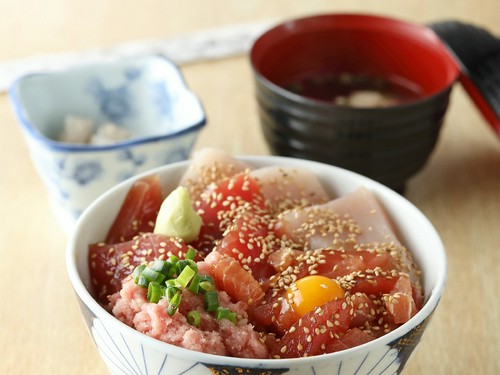 名物『とろとろ丼』を目当てに訪れる人も