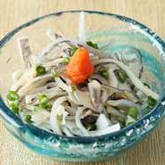 まぐろの皮やワタを使った珍味が味わえます。画像は『まぐろの皮ポン』。茹でた皮に、ポン酢と紅葉おろし、ネギをかけた一品で、コリッとした食感です。丁寧な下処理が施されて臭みは無く、さっぱりと食べられます。