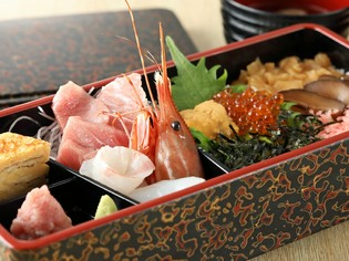 まぐろをはじめ、三崎でとれた新鮮な地魚が豊富に揃う