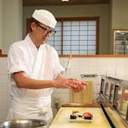 ゲストをがっかりさせないよう、喜んでもらえる料理をつくりたいという思いから、日々精進を重ねる岩野氏。忙しいときでも笑顔で接客することを心がけ、さらに、心地良い空間づくりも意識しているそうです。