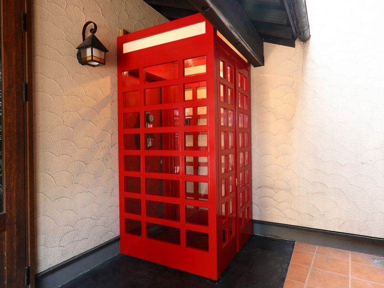 赤い電話ボックスが出迎え。遊び心満載のエントランス