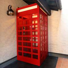 赤い電話ボックスが出迎え。遊び心満載のエントランス