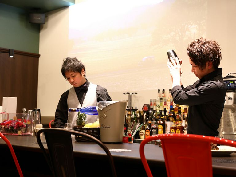 カウンター席で食事とお酒を楽しむ、大人の贅沢な時間