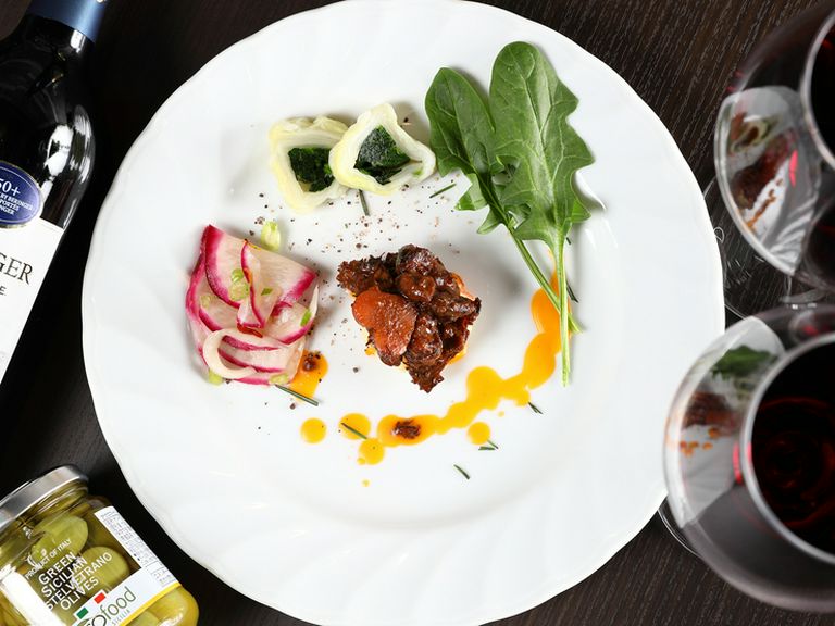 旨味が凝縮した『やわらか牛肉の煮込み　ピノノワールソース』