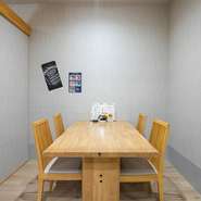 全席テーブル席の店内は和風の落ち着いた雰囲気。利用する人数に合わせてテーブルごとに仕切りをして、ゆったりとした個室風に。2～3人の少人数の利用や、ファミリーやグループでの食事会の利用にぴったりです。