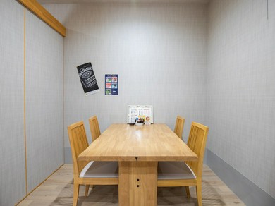 2〜3人の利用からファミリーの利用まで、仕切りで個室に変化