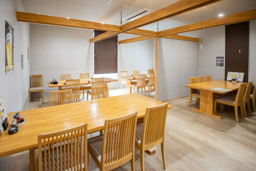 最大50人まで人数に合わせた宴会に対応。お酒に合うメニュー多数