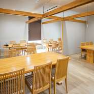 仕切りを外すと最大50人までの宴会ができる店内。宴会向けのメニューはお酒に合う料理が揃っています。コースメニューや飲み放題付きなど予算に合わせて用意。会社の飲み会や家族の祝いの場など気軽に相談を。