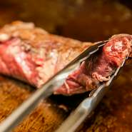 新鮮な魚料理だけでなく、肉料理もおすすめです。肉の仕入れルートを持っているので、上質な肉を提供できるそう。黒毛和牛や鹿児島「純粋六白黒豚」など質の高い肉を鉄板焼きで食すことで、肉の旨味を堪能できます。