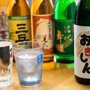 鹿児島県内各地には蔵元が多くあります。出水市内をはじめとする、各地の焼酎や店舗オリジナルの焼酎まで種類豊富に取り揃え。鹿児島ではメジャーな芋焼酎の、蔵元や銘柄によって異なる味わいを楽しめます。