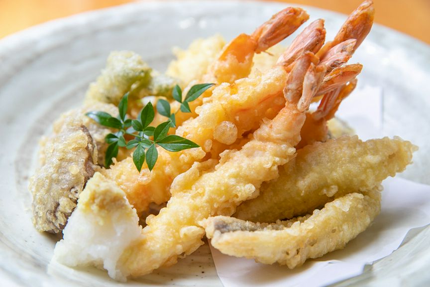 揚げたてのサクッとした食感が楽しい。魚介と野菜の『天ぷら盛り合わせ』