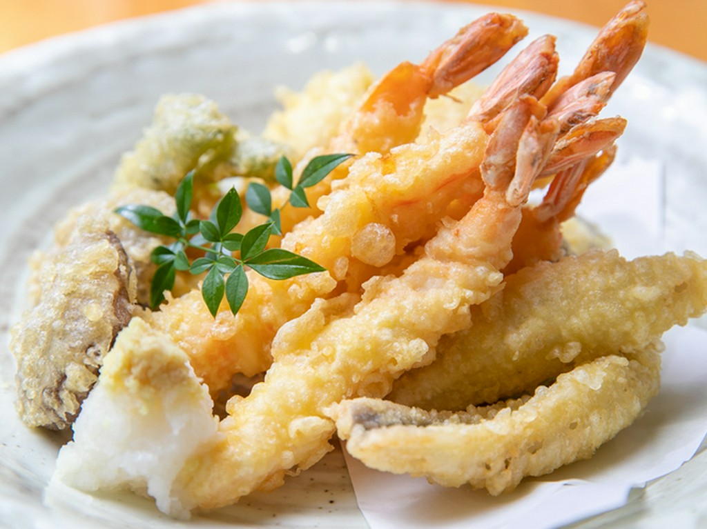 揚げたてのサクッとした食感が楽しい。魚介と野菜の『天ぷら盛り合わせ』