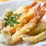 海老（1人前3本）、白身魚と季節の野菜の『天ぷら盛り合わせ』です。野菜は地場産の旬のものを使用しているので、季節によって変化。揚げたてを提供されるので、サクッとした食感を楽しみながらいただけます。