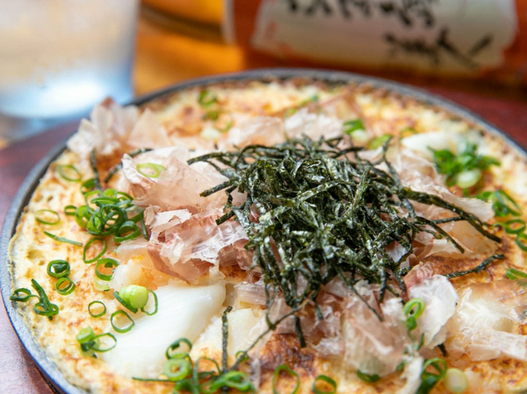 カツオと昆布の出汁つゆにつけて食べる。ふわとろの『海鮮山芋の鉄板焼き』