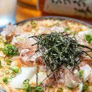 山芋と卵を使用した生地でふわとろ食感が特徴の『海鮮山芋の鉄板焼き』。エビや貝柱など旬の魚貝の具材入りです。鉄板のお皿で熱々の状態で運ばれ、“カツオと昆布の出汁を使ったつゆ”につけていただきます。