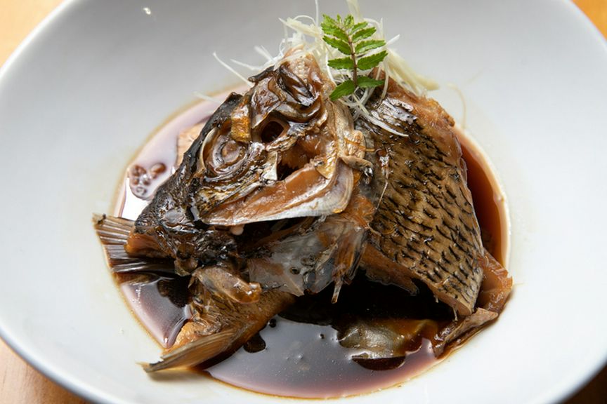 お酒に合う、甘辛の濃い目の味つけ。脂がのった『旬の魚のあら炊き』