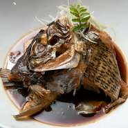 季節によって真鯛、ブリ、カンパチなど旬の魚を使った『旬の魚のあら炊き』。脂がのった旬の魚を炊いた甘辛の煮汁は、魚の旨味が溶け込んでいます。濃い目の味つけなので、お酒と一緒に味わうのがおすすめです。