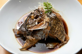 お酒に合う、甘辛の濃い目の味つけ。脂がのった『旬の魚のあら炊き』