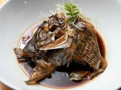お酒に合う、甘辛の濃い目の味つけ。脂がのった『旬の魚のあら炊き』