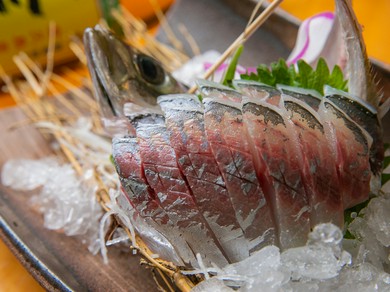 包丁さばきの技が光る『出水産黄金アジの姿造り』