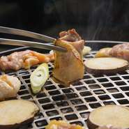 家族連れにも人気の店。『チーズダッカルビ』や鶏の『鉄板すき焼き』、『黒豚しゃぶしゃぶ』など、鍋料理も揃っています。『スモークポテトサラダ』といった珍しい燻製メニューもあり、話題性も抜群です。