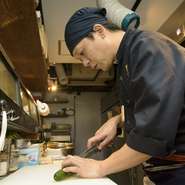 お腹いっぱい食べて、満足して帰って欲しいという坪水氏。たくさんの美味しいもの、楽しみながら食事ができる焼き物、薫り高いスモークメニューなどを用意してくれています。お腹を空かせて行くのがおすすめ！