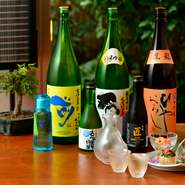 天ぷらや刺身との相性を意識した、店主自ら厳選の日本酒が揃う