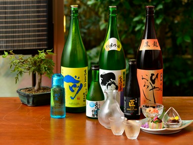 天ぷらや刺身との相性を意識した、店主自ら厳選の日本酒が揃う