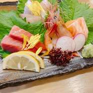 水槽で泳ぐ良質な活車海老を目の前でさばき、そのまま天ぷらに。新鮮ならではの弾力のある食感やほんのり感じる海老の甘み。パフォーマンスも楽しむことができる逸品です。