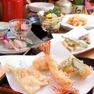 店主一押しの「霞」活車海老、その日に仕入れた
新鮮な旬の食材を天ぷらでお召し上がりいただけます。