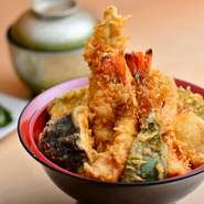料理人の経験を駆使してつくる継ぎ足しのタレが特徴。海老や旬の魚、野菜の天ぷらに秘伝のタレを絡めた、ボリュームのある逸品です。料理人が懇意にしている生産者から仕入れた鹿児島県産の米が天ぷらと相性抜群。