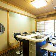 “大人の和風モダン”をテーマにしているという店内は、シンプルながらスタイリッシ。とても落ち着いた空間になっています。それでいて、格式ばらない雰囲気なので、ゆっくりくつろぐことができそうです。
