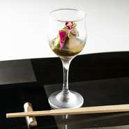 酢の物をワイングラスを盛り付けるなど、器へのこだわりにも注目。陶芸作家のつくったものを中心にセレクトし、越前焼や有田焼などは窯元から買い付け、「たち吉」の特別な器なども取り揃えています。