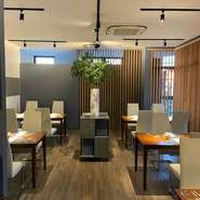 オーナーシェフとスタッフひとりの2人だけで丹念に運営する店なので、席に案内されるまで少し待っていただくようなことも。そんな時間も、じっくり料理を味わうゆとりのひとときとして楽しみましょう。