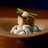 パン粉、松の実、レーズン、ニンニクなどを加え、上・下をサンマで挟み、中に県内産のさつまいも五郎島金時とアンチョビ、すり身などを混ぜて焼き上げた珠玉の一品。こんなに凝っているのにほんの一つまみ。