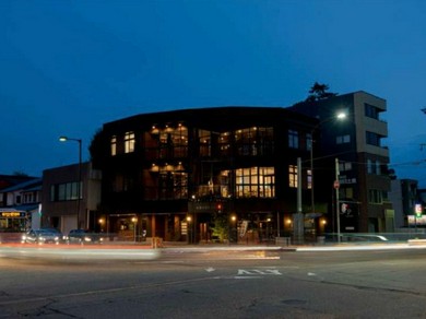 お店は大正時代の薬局だった「安藤芳國堂ビル」の2階に