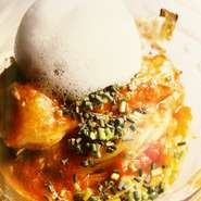 こだわりのフルーツトマトと皮を剥いたトロトロの焼き茄子と蟹のダシで作り上げたソースに炭火で殻を焦がし焼いたタラバ蟹の香ばしさを添えたパスタを泡状の出汁を絡めながら頂く一皿。