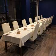 大人数でのお食事等をお考えのお客様は事前にご予約頂ければ、写真のように席をご用意することが可能です。