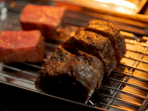 炭火で焼く能登牛は赤身とサシ（霜降り）のバランスが重要