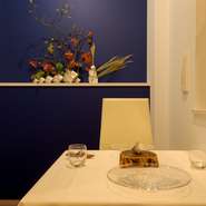 若いお客さまから年配のお客さままで、さまざまな方が来店されますが、コース料理をお出しする際に、さり気なくお尋ねするその方の嗜好などに合わせて、スパイスの種類や塩加減を調整しています。