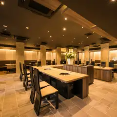 おいしい肉料理が集う大型店で、肉三昧の楽しいデートを！