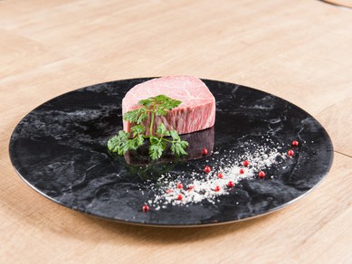 極上肉に合う選りすぐりのワインが豊富。飲み放題プランも！