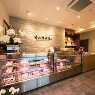 【力八】で味わえる肉を店内で販売。松阪市の自社飼育場で育てられる松阪牛・松阪豚をはじめ、最高においしい肉が揃います。生産から精肉までをすべて自社で行っているので、コスパの素晴らしさも魅力。